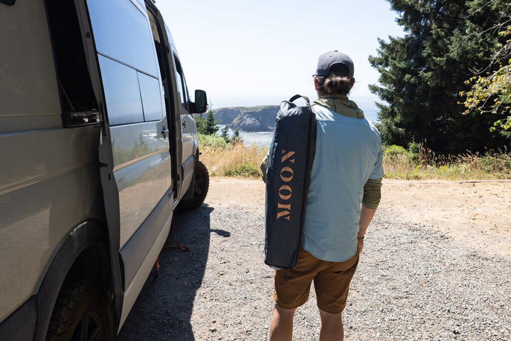 MoonShade是一款便携、多功能、经济实惠的露营车遮阳篷，可以装在卡车和suv上。