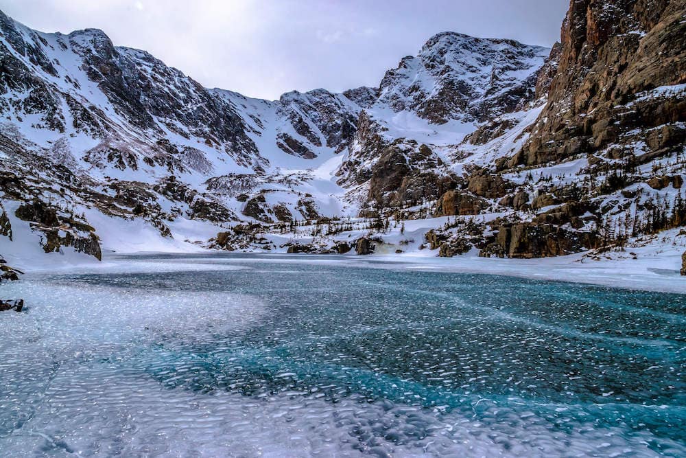 落基山国家公园冬天的蓝色湖泊