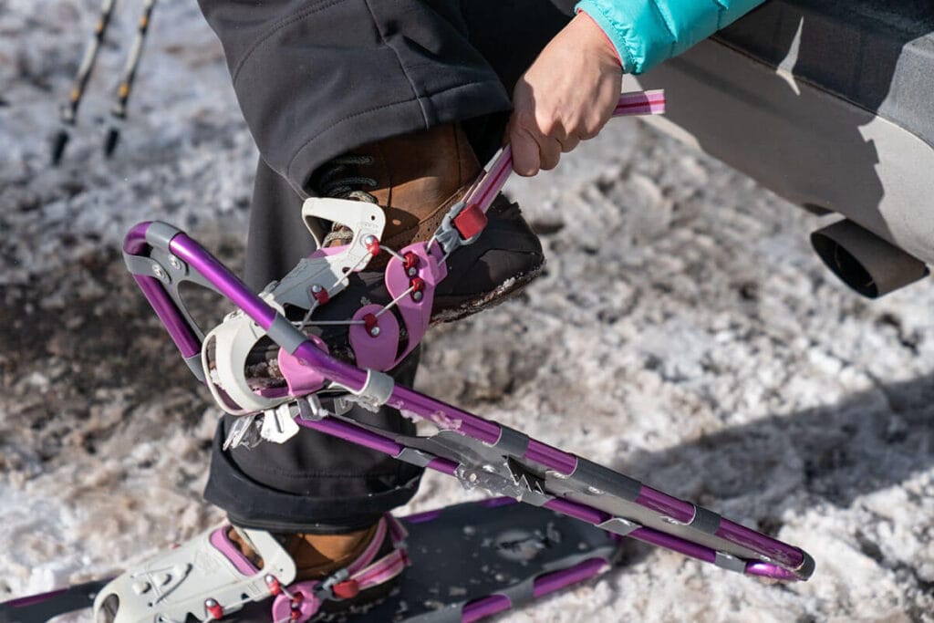 穿上雪鞋//跟随我们的雪鞋101指南学习如何穿雪鞋。获取如何寻找小道的提示，穿什么，装备，重要的安全提示，等等。
