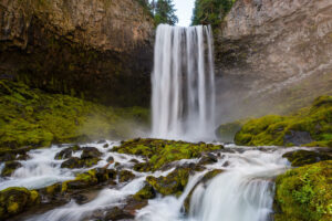 发现波特兰附近最好的俄勒冈瀑布徒步旅行，尤金，弯曲方向找到俄勒冈州最好的瀑布。