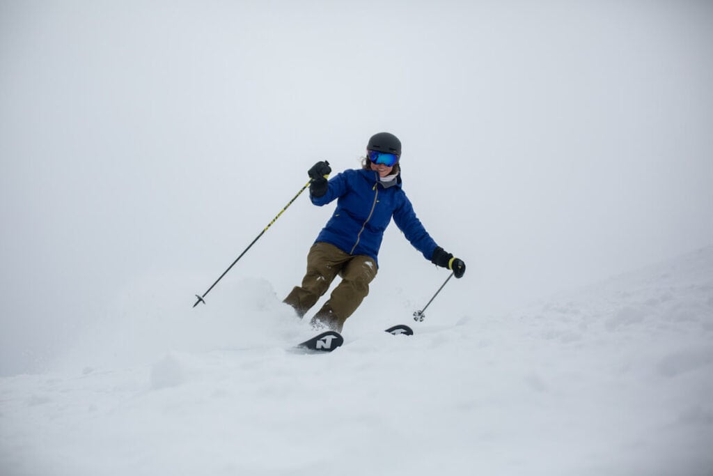 找一双适合男女的电热袜子，让你在滑雪和徒步旅行等冬季活动中保持双脚温暖。