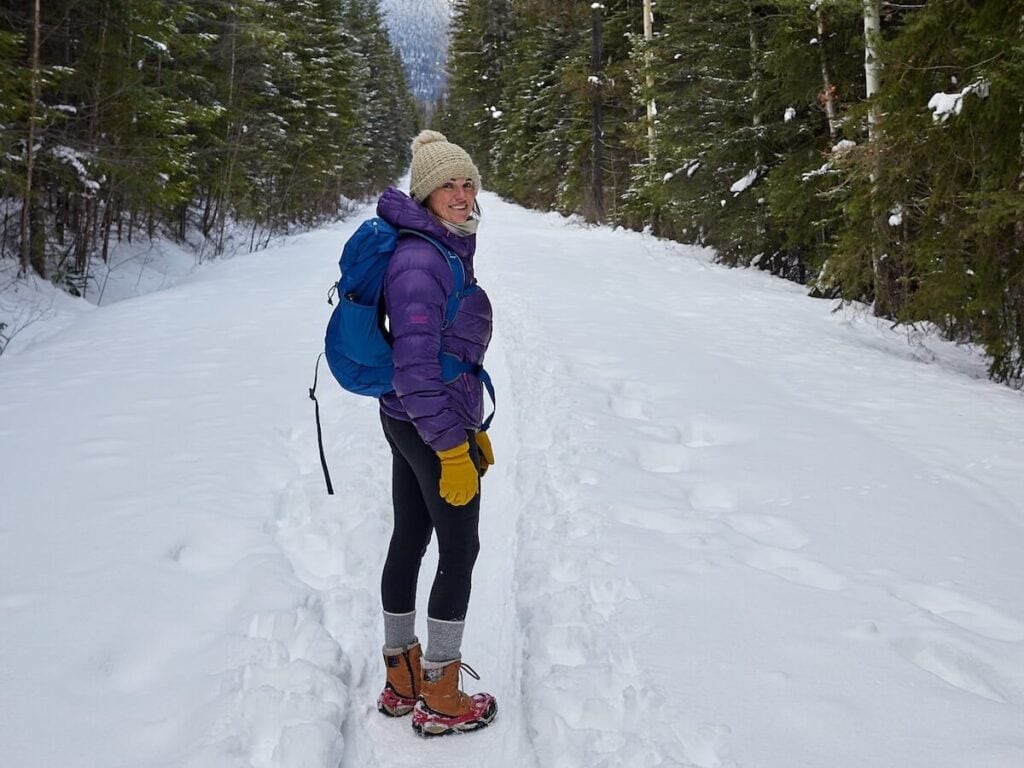 克里斯汀在不列颠哥伦比亚省戈尔登的雪地路上徒步旅行时回头看镜头
