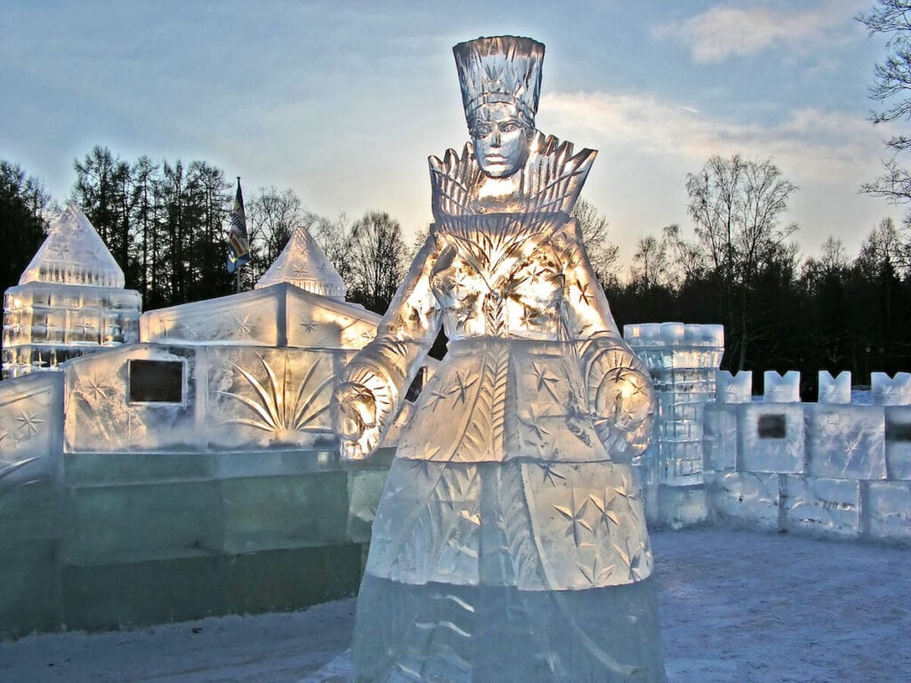 皇后的冰雕，背景是各种各样的冰雕