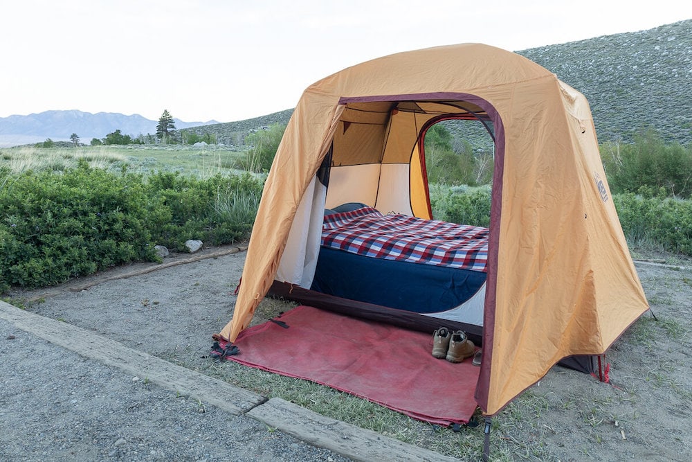 橙色的露营帐篷，里面有充气床垫。