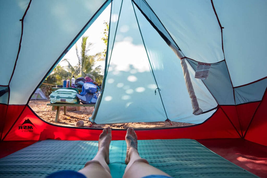 露营帐篷外的脚//看到户外爱好者的最佳礼物，包括露营者的想法