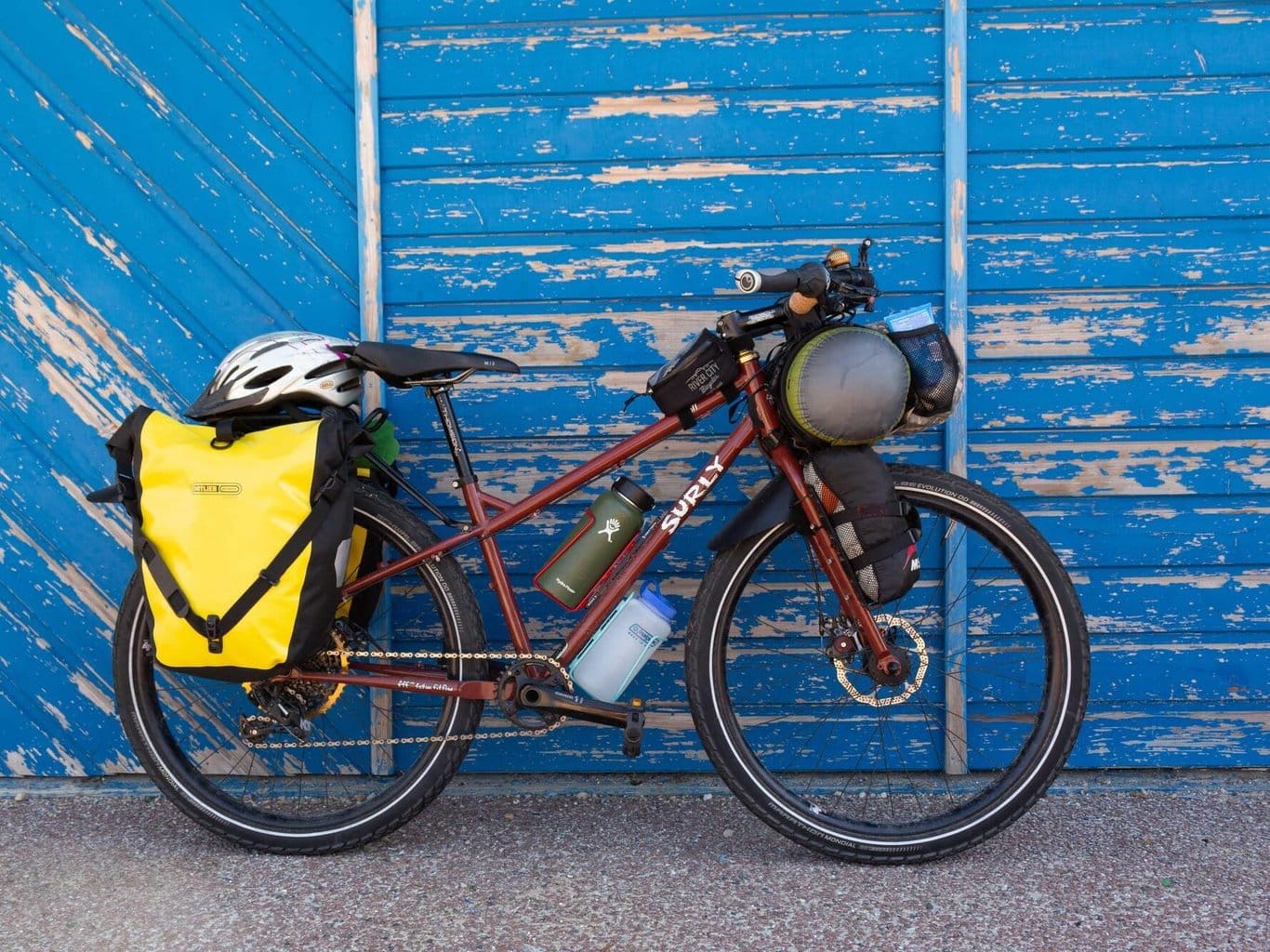 自行车旅游自行车装载的装备和包
