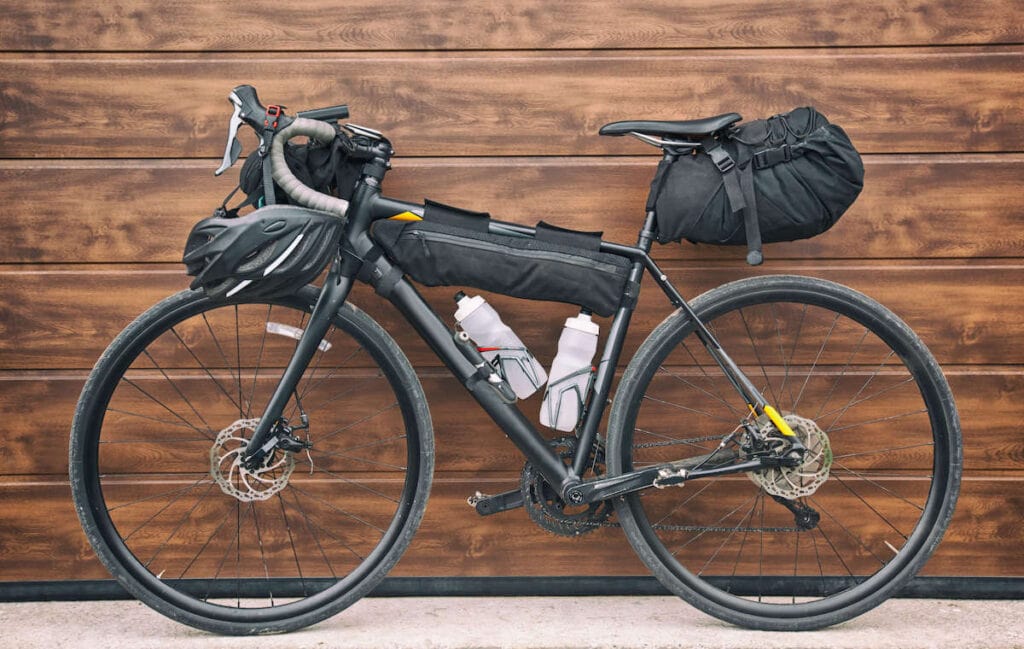 自行车旅游自行车配有自行车旅游齿轮和包