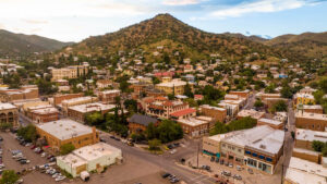 从镇外的山上俯瞰亚利桑那州比斯比市中心