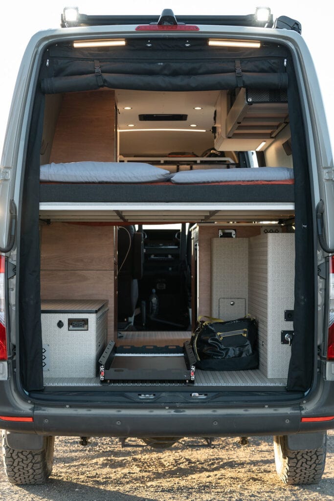 床下的车库区域是一辆170“4x4 Sprinter Van改装的户外探险车