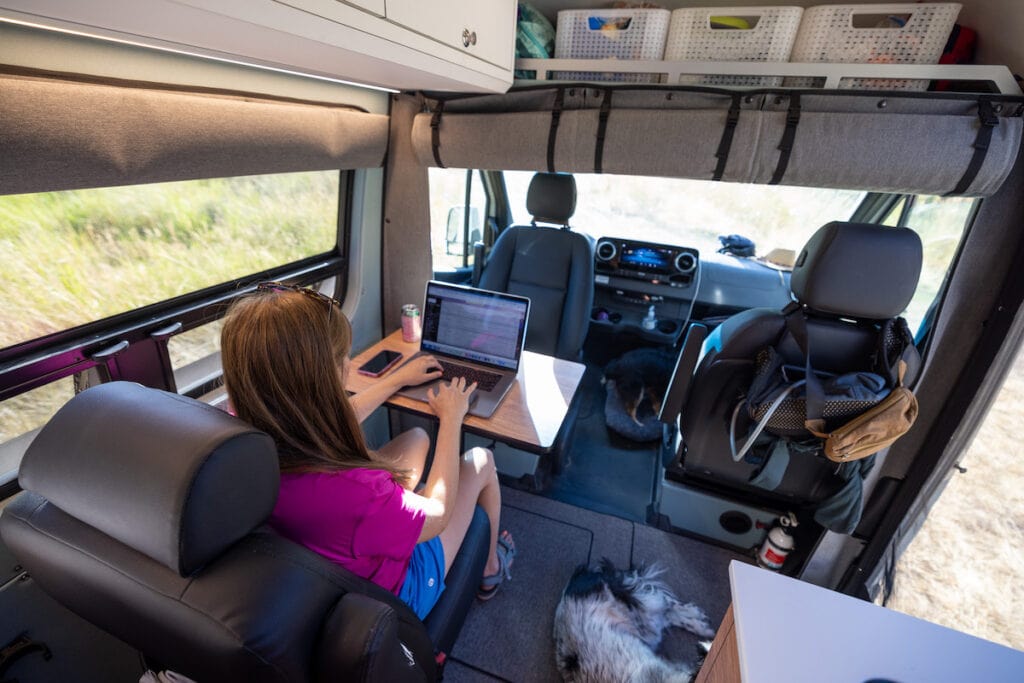 由Outside Van改造的4x4 Sprinter Van，设有第三个乘客座位，兼作办公桌和用餐区