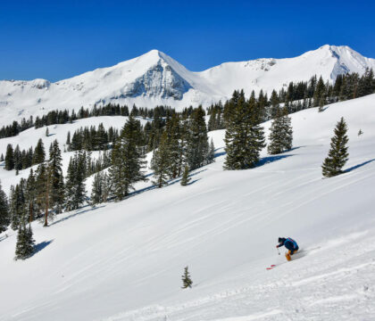 一名男子在科罗拉多州的冠顶丘滑雪场滑下雪坡