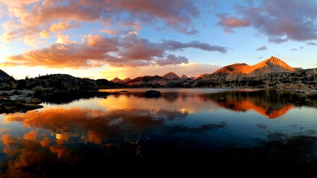 日落时分的玛丽湖在约翰缪尔小径上