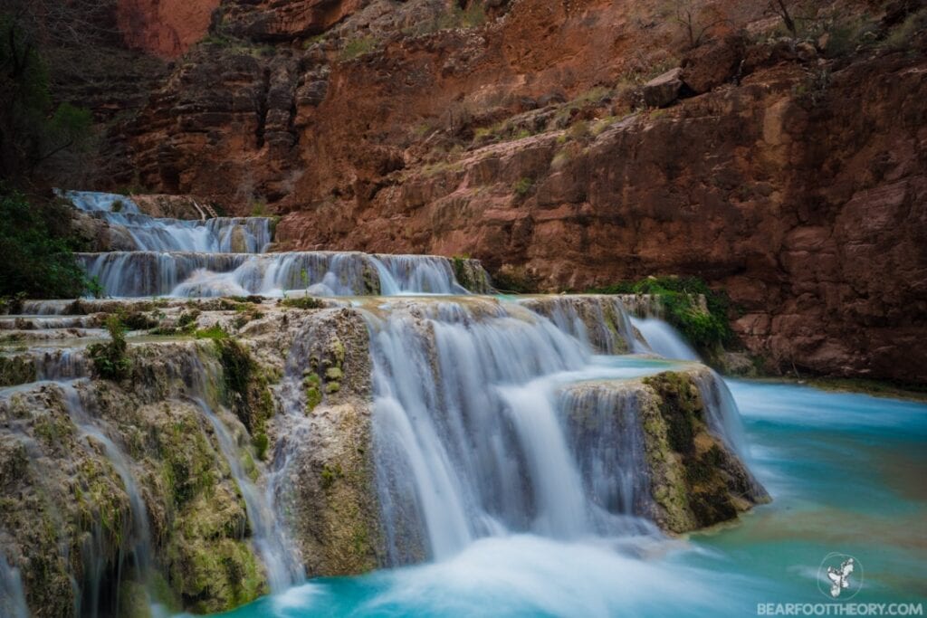 亚利桑那州哈瓦苏派的比弗瀑布瀑布般的蓝色海水