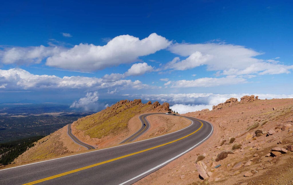 蜿蜒的道路通往科罗拉多州派克峰的顶峰