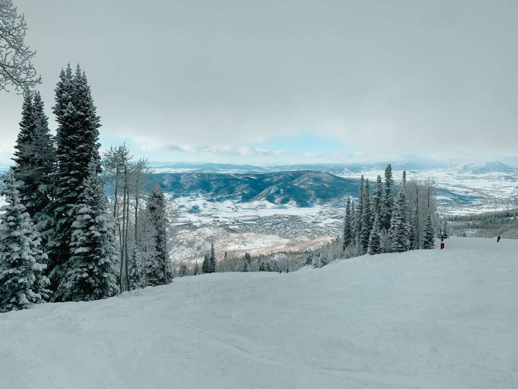 在冬天，从科罗拉多州的滑雪场俯瞰蒸汽船泉