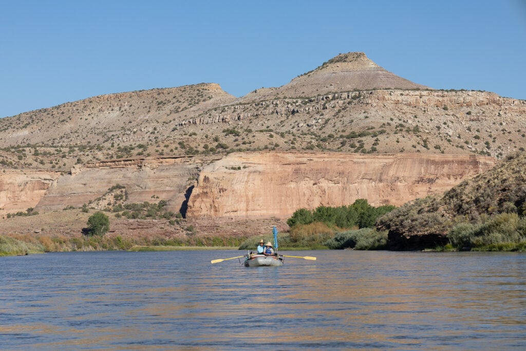 一艘木筏漂浮在科罗拉多河上的红宝石盗马峡谷