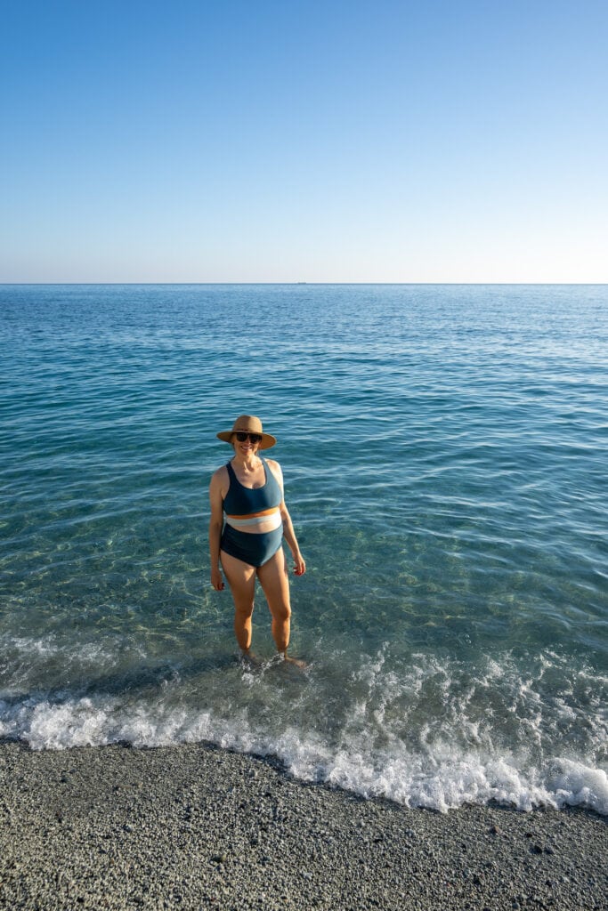 一名女子在意大利的大海里穿着Nani泳装比基尼上衣和褶皱的下装